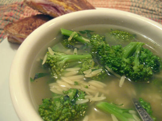 sopa de brócolis, macarrão e limão