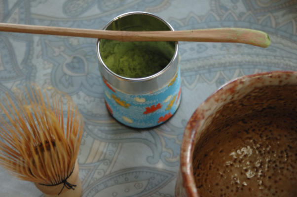 preparando matcha (chá verde em pó japonês)