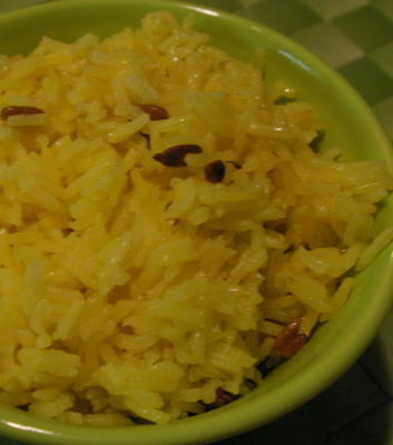 arroz amarelo com sementes de gergelim