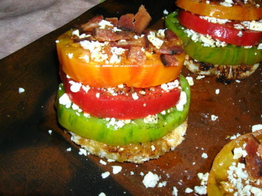 torres de tomate com queijo azul e bacon