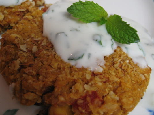 Croquetes de grão-de-bico ao curry com molho de iogurte
