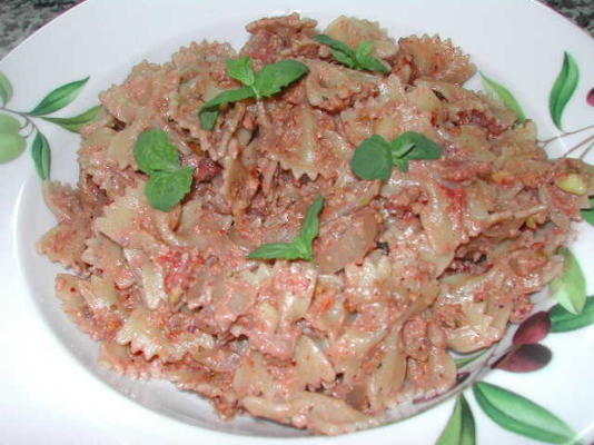 bucatini alla lipari (bucatini com pesto de nozes e molho de tomate