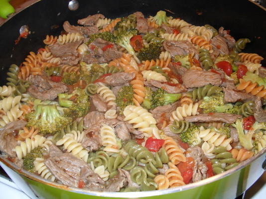 macarrão com carne, brócolis e tomate