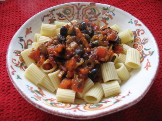 molho de macarrão anchova-azeitona