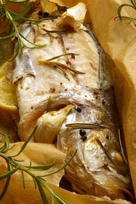 loup de mer en papillote (robalo cozido envolto em papel)