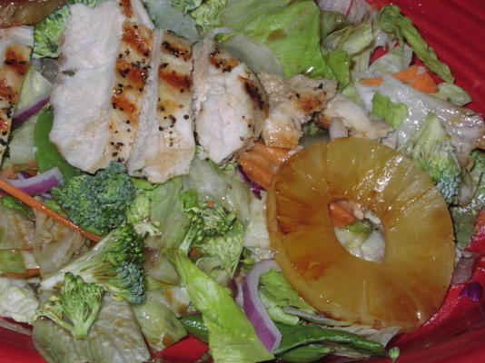 salada de frango grelhado estilo asiático