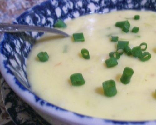 uma sopa de batata com queijo