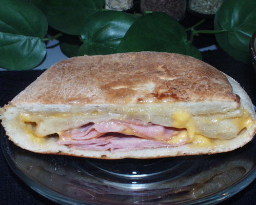 pão recheado com presunto e queijo