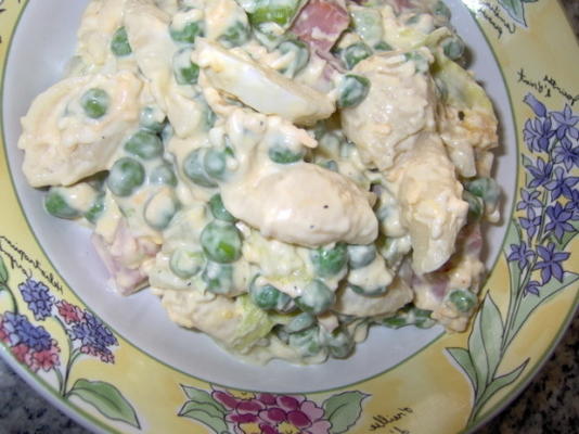 salada de macarrão em camadas