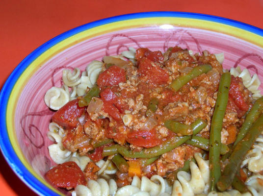 espaguete com carne robusta e molho vegetariano