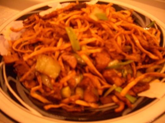 macarrão frito de shanghai com carne de porco ou frango