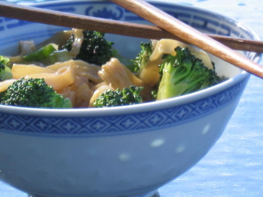 salada de macarrão / brócolis