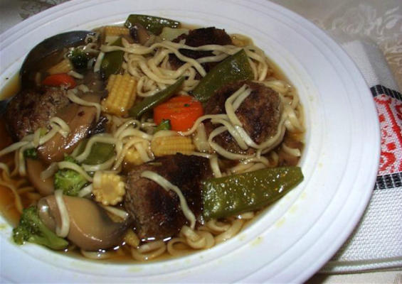 sopa de almôndega oriental