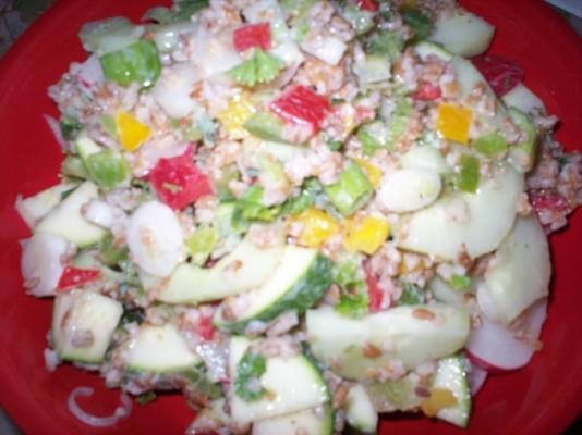 salada de legumes-bulgur com molho de soro de leite coalhado