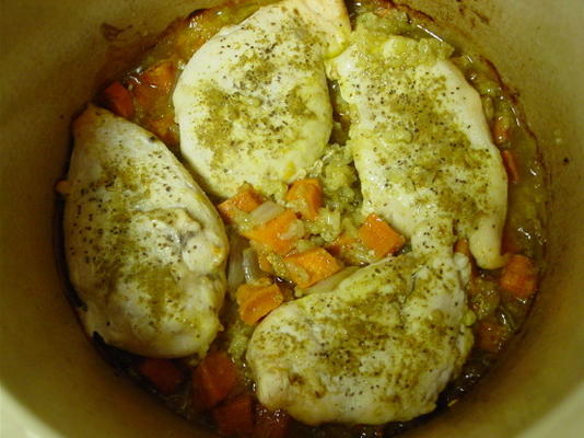 panela de barro laranja-curry frango com batata doce pilaf