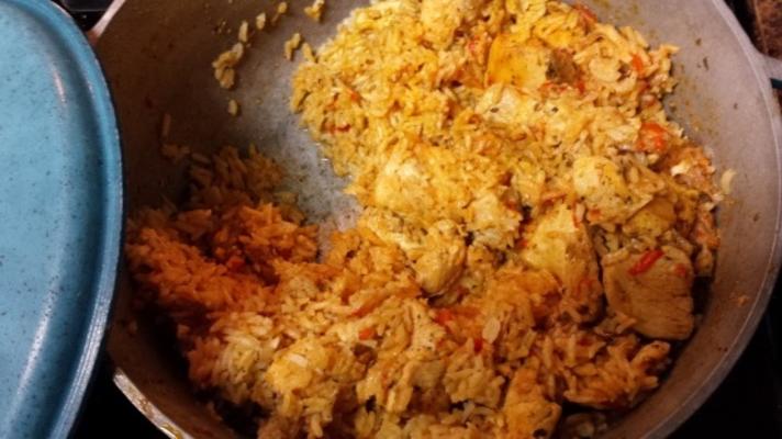 arroz con pollo (frango estilo dominicano e arroz)