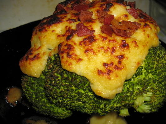 brócolis com queijo e bacon no topo