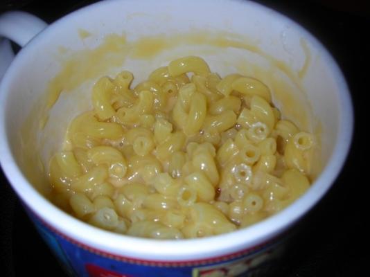 Macarrão de microondas e queijo para um