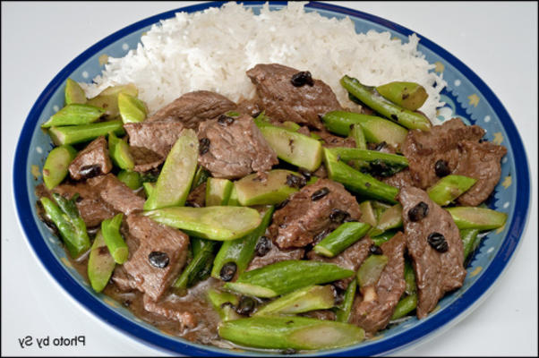 carne fatiada com feijão preto e brócolis chinês no arroz