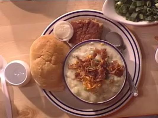 sopa de batata cozida e tigela de pão