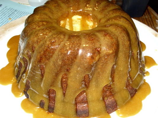 bolo de libra com cobertura de caramelo e polvilha de damasco-gengibre