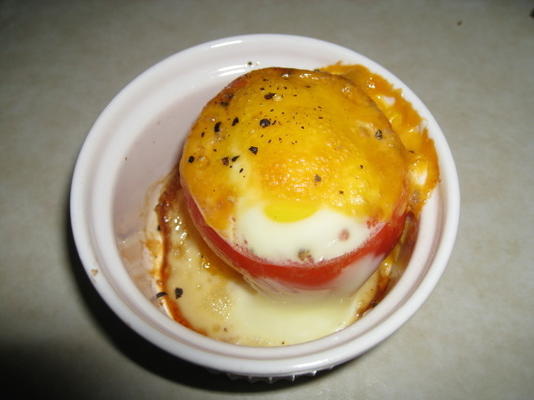 tomate recheado com queijo e ovo