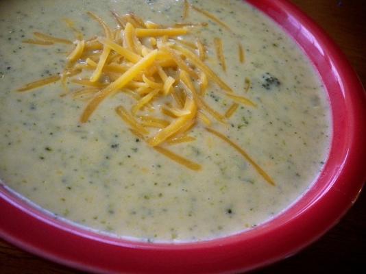 sopa cremosa de brócolis e queijo cheddar