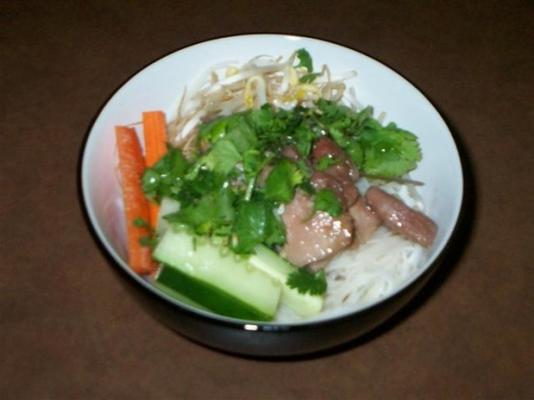 bun thit nuong (carne de porco grelhada e salada de aletria)