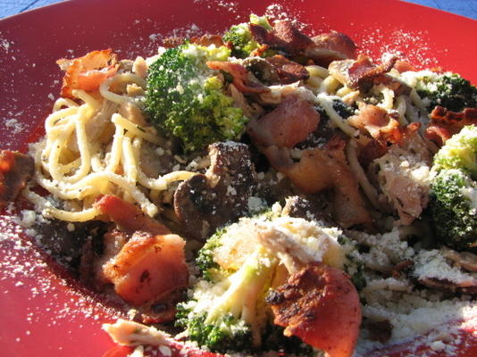 macarrão com atum, bacon e brócolis