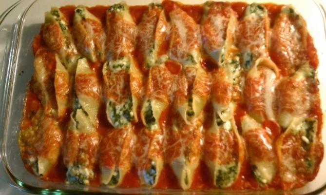 Conchas recheadas com espinafre e queijo