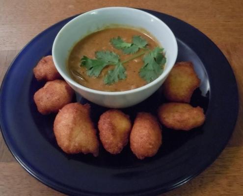 sambhar vada (sopa de lentilha amarela com donuts temperados)