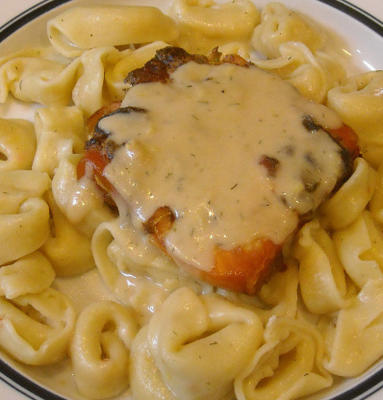 salmão grelhado fresco com tortellini de queijo picante