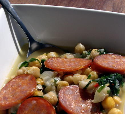 sopa de grão de bico com couve picada e chouriço