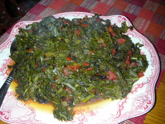 greens quenianos cozinhados com tomates (sukuma wiki)