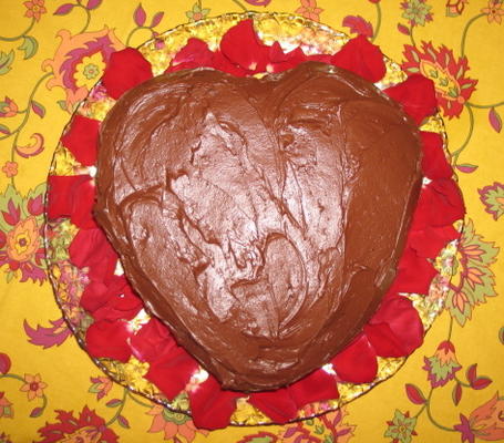 Bolo de chocolate e geada com recheio de framboesa