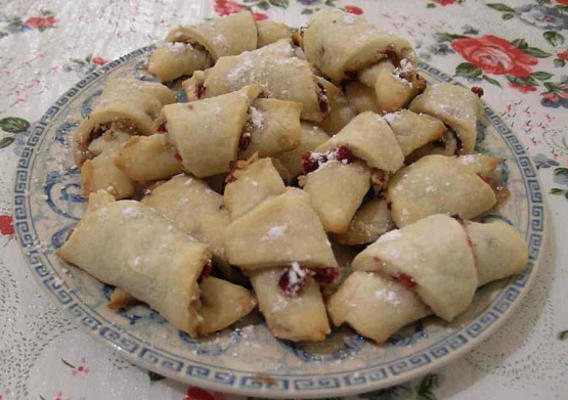 rogaliki (biscoitos croissant polonês com recheio de geléia)