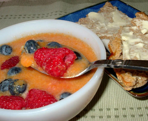 sopa de frutas fácil e bolinhos de trigo integral