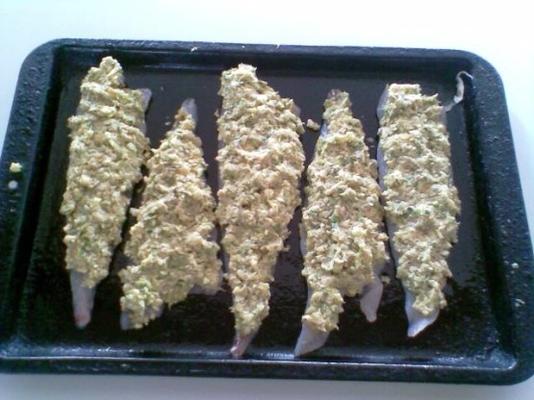 peixe assado com cobertura de migalha de courgette