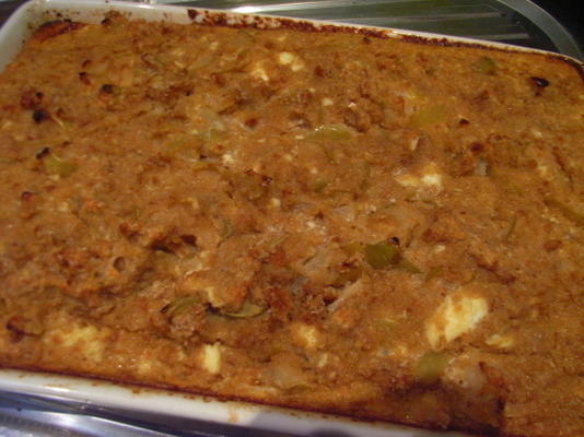 pudim de pão de maçã com molho de caramelo