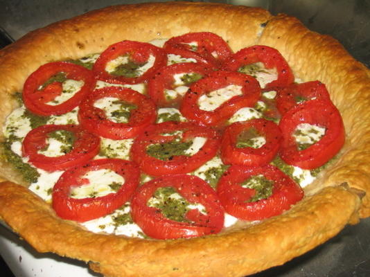 torta de mussarela, pesto e tomate