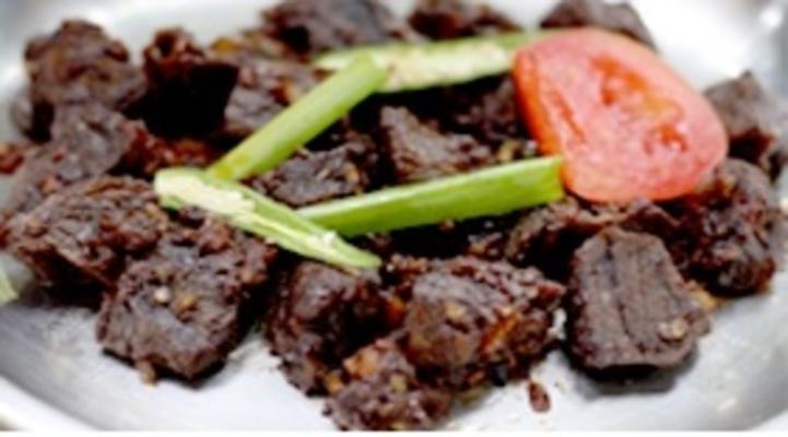 sukuti de cordeiro (cordeiro defumado crocante marinado em especiarias nepalesas)