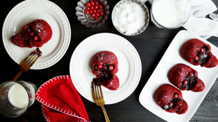 crânios de lava de veludo vermelho