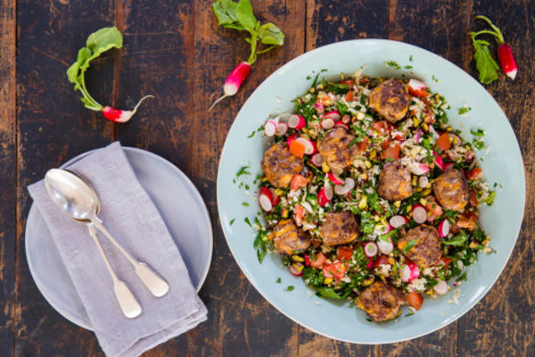 almôndegas de cordeiro e cenoura com tabule de couve-flor