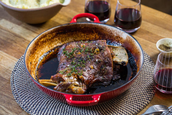 cordeiro assado lento com anchovas e purê de couve-flor