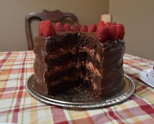 bolo de camada de framboesa quíntuplo chocolate decadente