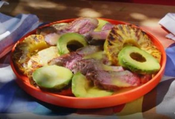bife grelhado, abacaxi e salada de abacate