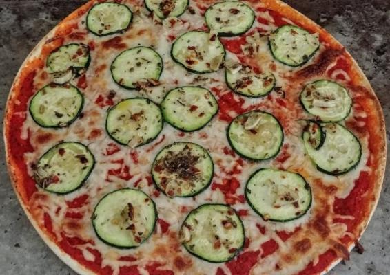 crosta de pizza de couve-flor livre de produtos lácteos e cobertura de abobrinha-roni