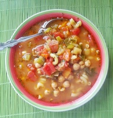 Sopa minestrone saudável e fácil
