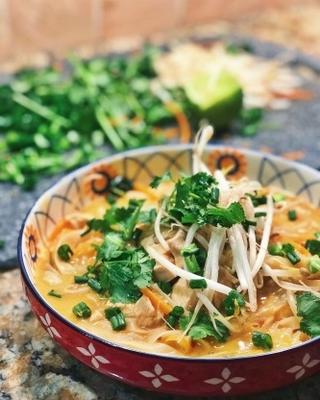sopa de frango com curry de coco tailandês (receita de 30 minutos)