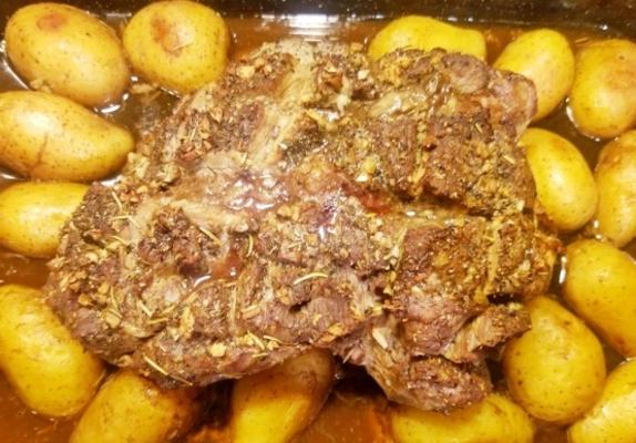 perna de cordeiro perfeita com batatas douradas assadas